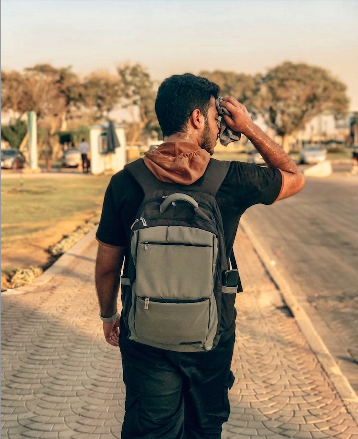 Why More City Commuters Are Switching From Backpacks to Crossbody Bags